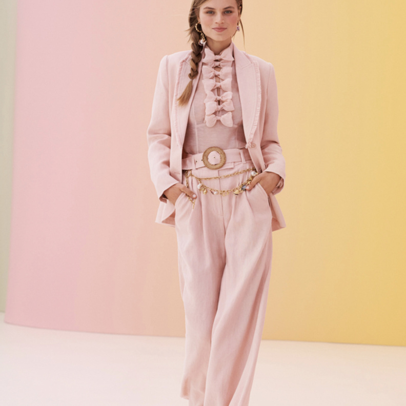 اطلالة باللون الزهري من زيمارمين