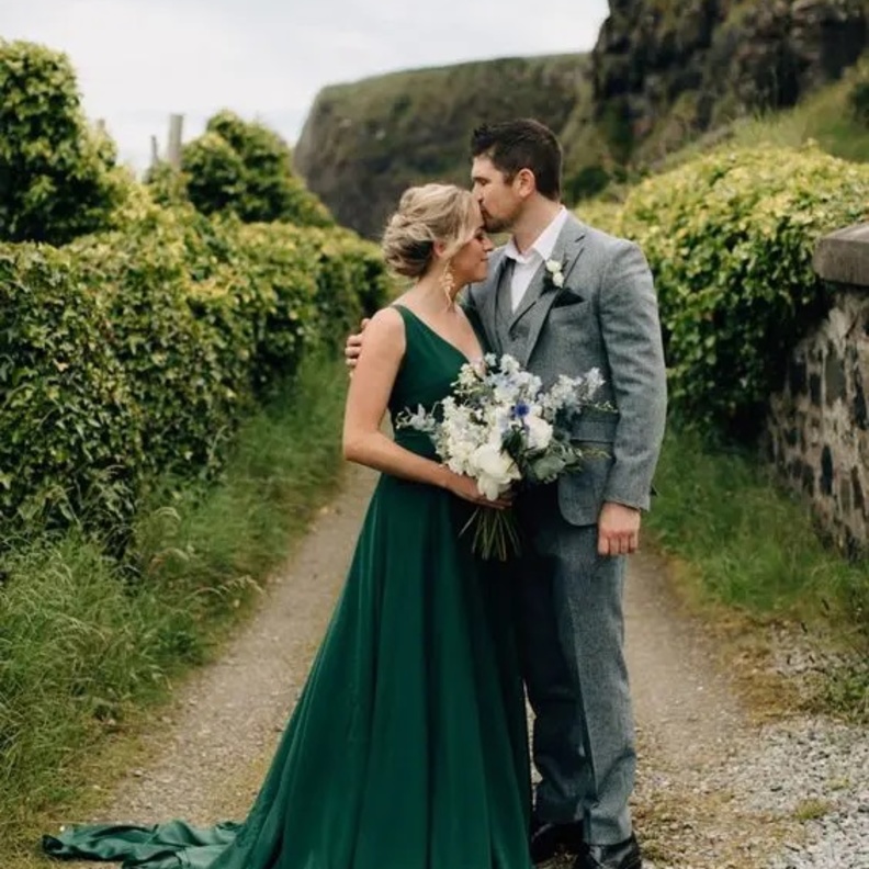 أفكار رائعة لفساتين خطوبة باللون الأخضر