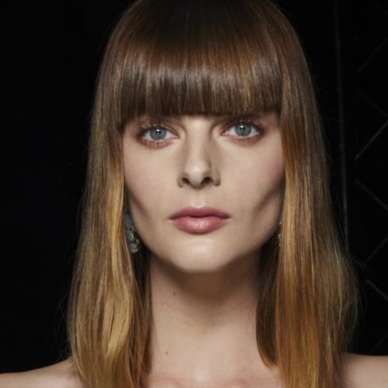 قصات شعر ناعمة مع صيحة الغرّة تناسب صاحبات الوجه الطويل