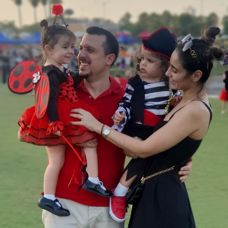 ايميه صياح تكشف لأول مرة ملامح وجه توأمها 