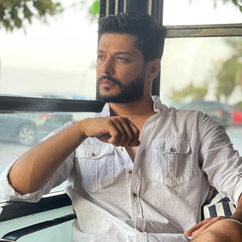 زوجة علي يوسف تكشف عن ملامحها لأول مرة بعد الإنتقادات