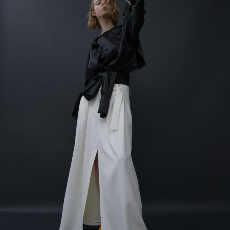 تنسيق تنورة طويلة بيضاء اللّون بفتحة بارزة بإطلالة عصرية من A.W.A.K.E