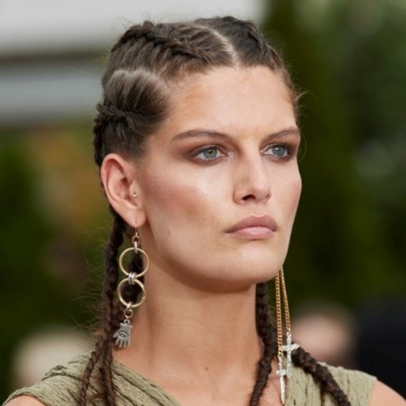 تسريحات شعر مبتكرة للشابات لإطلالة مرحة للربيع