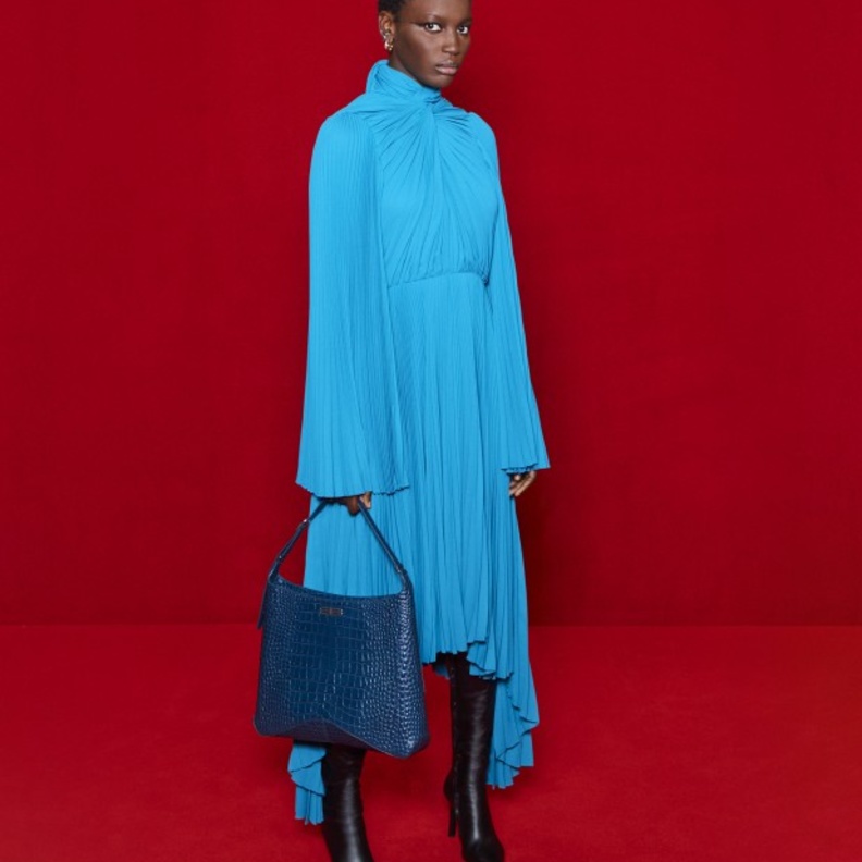 تصاميم أزياء باللّون الأزرق القوي من Balenciaga