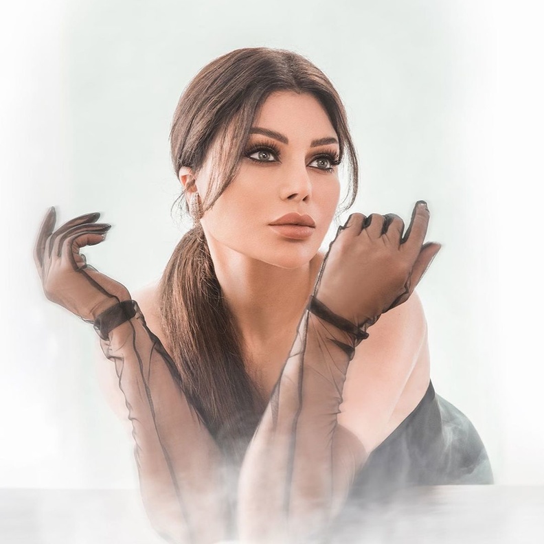 هيفاء وهبي بين إطلالتي المكياج القوي والناعم بأي منهما أجمل؟