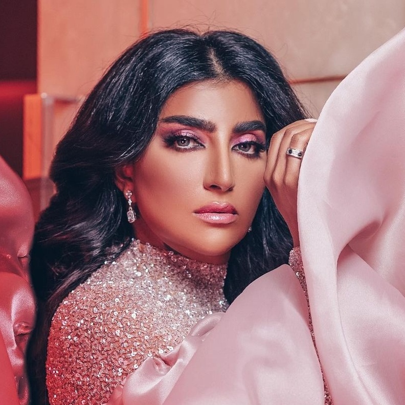 طريقة تطبيق مكياج وردي للسهرات من وحي أحدث إطلالة لـ بثينة الرئيسي