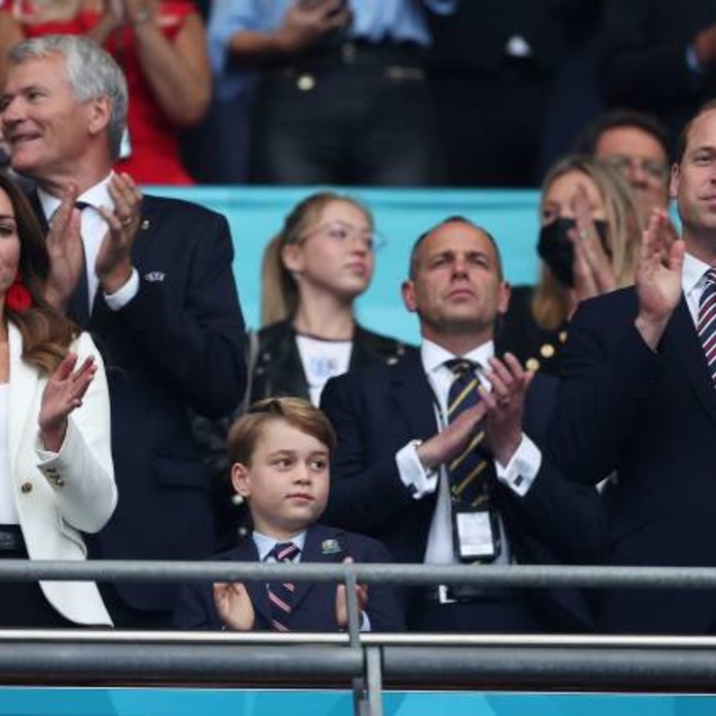 الأمير وليام يحضر مباراة كرة قدم مدرسية يشارك فيها الأمير جورج