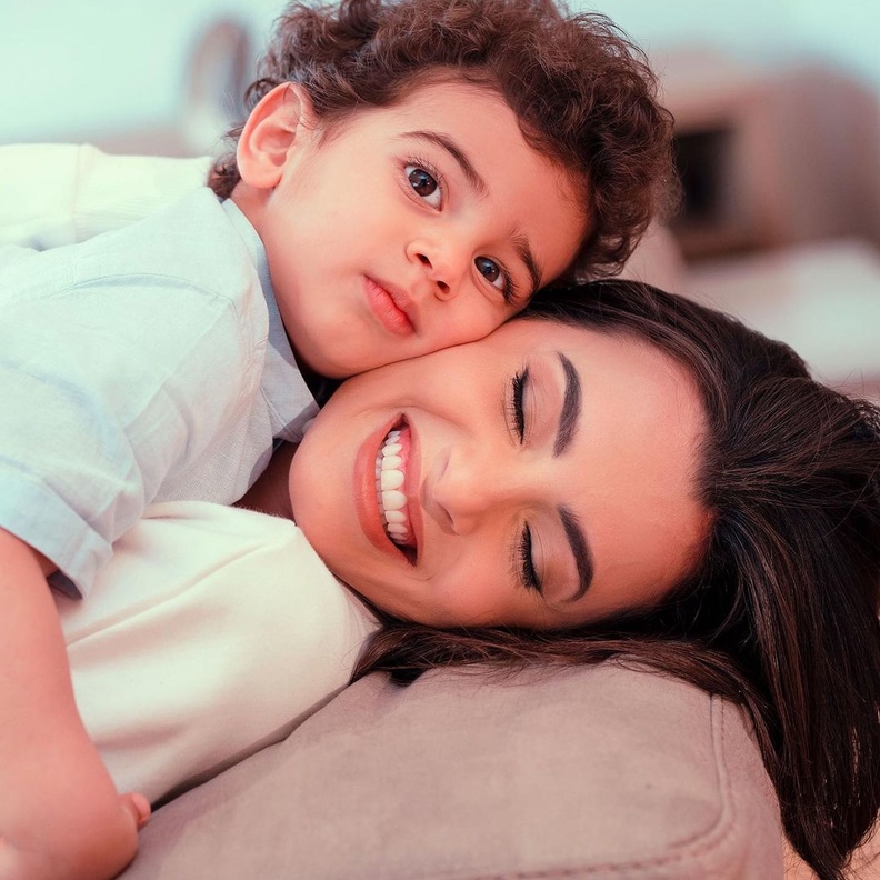 كارمن سليمان تكشف لأول مرة عن وجه ابنها "زين" بمناسبة عيد ميلاده 