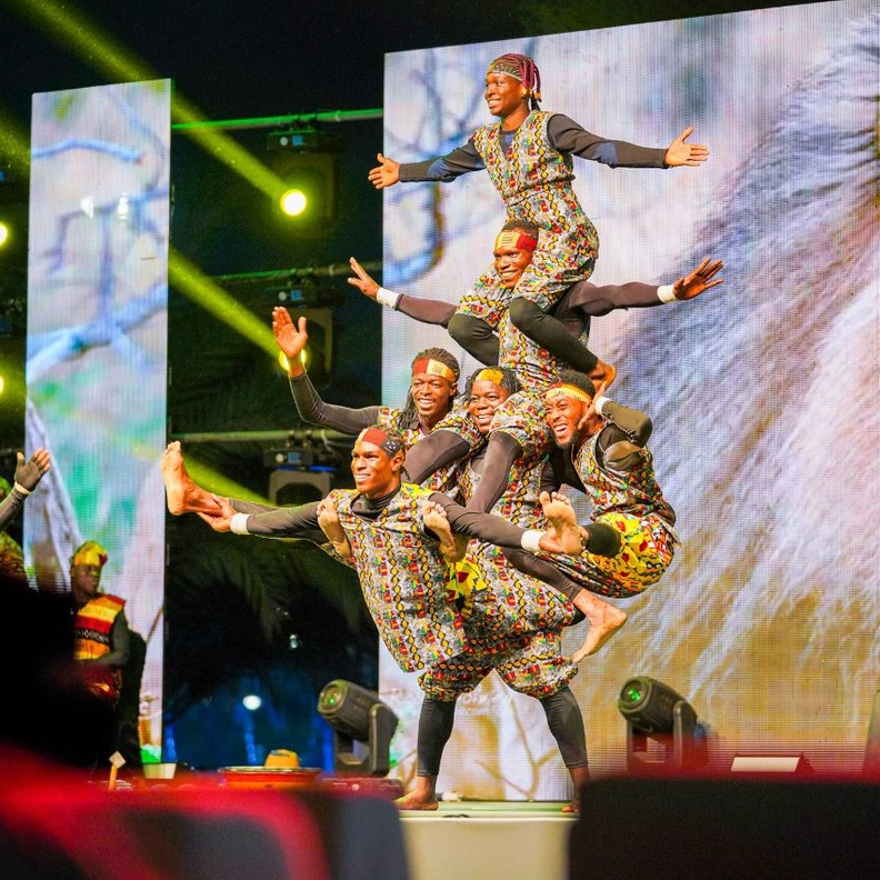  في شجرة السلام.. الألعاب البهلوانية والرقصات الأفريقية تستهوي زوار موسم الرياض