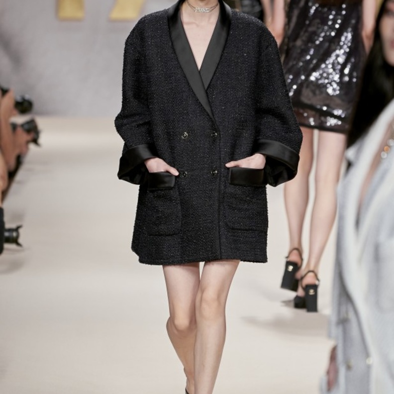 تنسيق أزياء باللّون الأسود من دار CHANEL العالمية