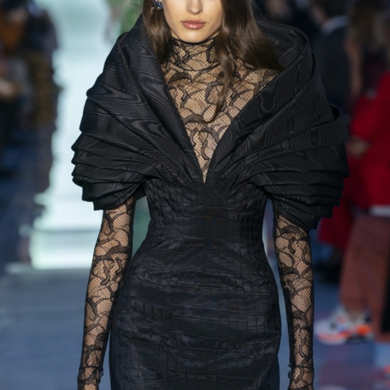 فستان أسود ساحر بجزء علوي بقماشٍ شفاف من Del core