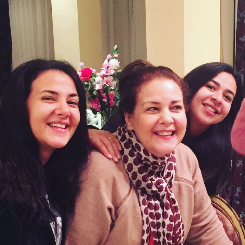 دلال عبد العزيز وابنتيها