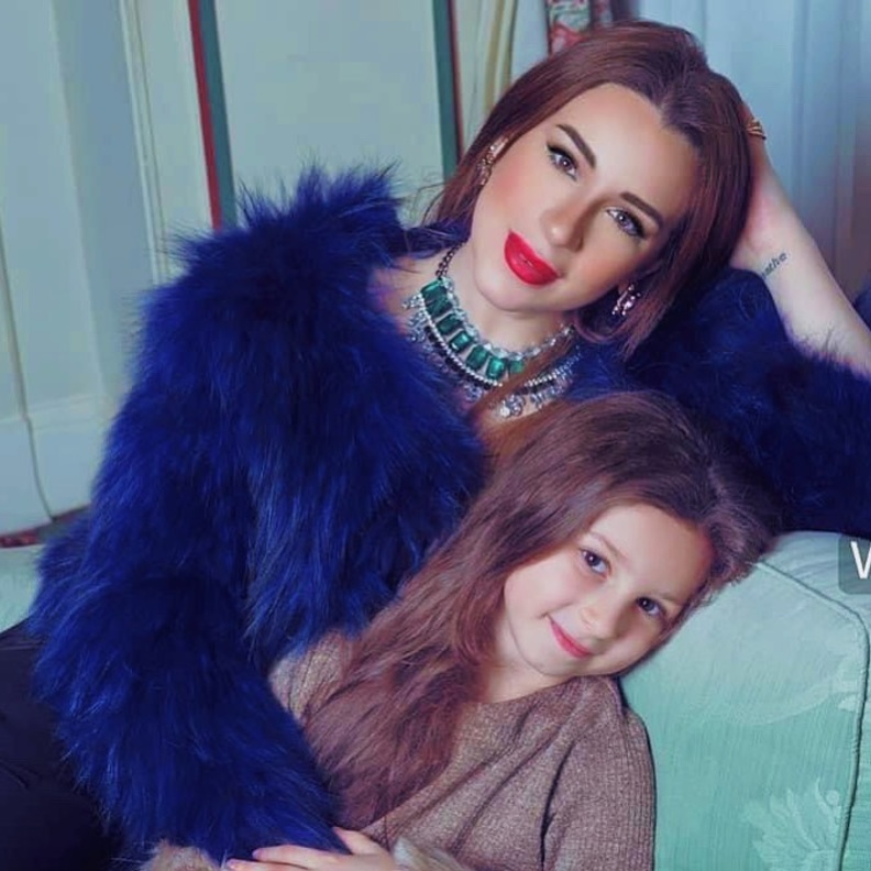 أسما شريف منير وابنتها