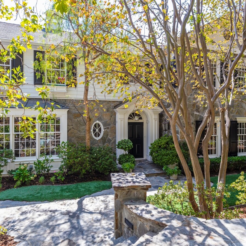 أشتون كوتشر وميلا كونيس يبيعان منزلهما في بيفرلي هيلز بسعر 10.35 مليون دولار