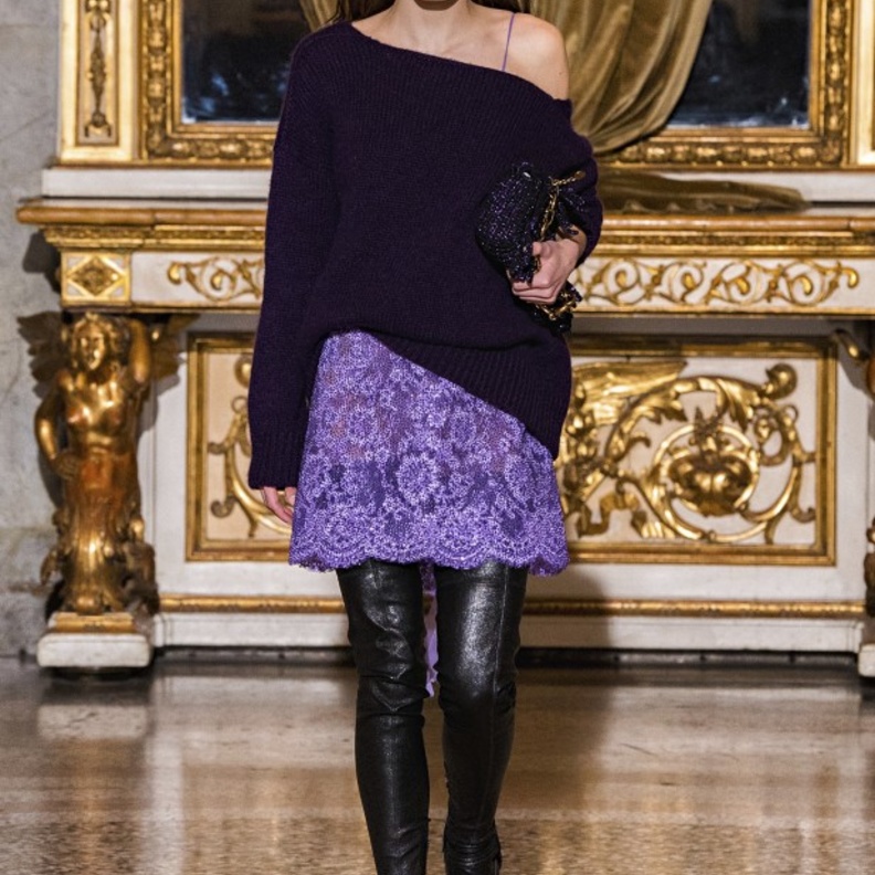 أجمل صيحات كنزات تريكو لإطلالة مريحة في شتاء 2022