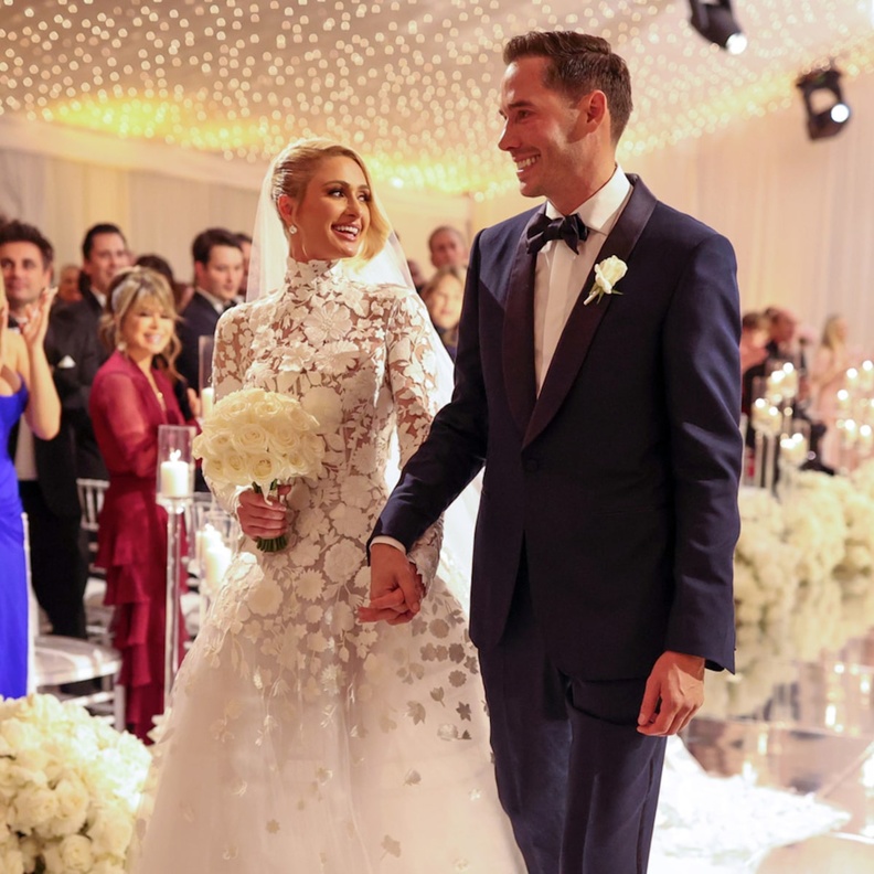 باريس هيلتون تكشف عن فستان زفافها المفضل