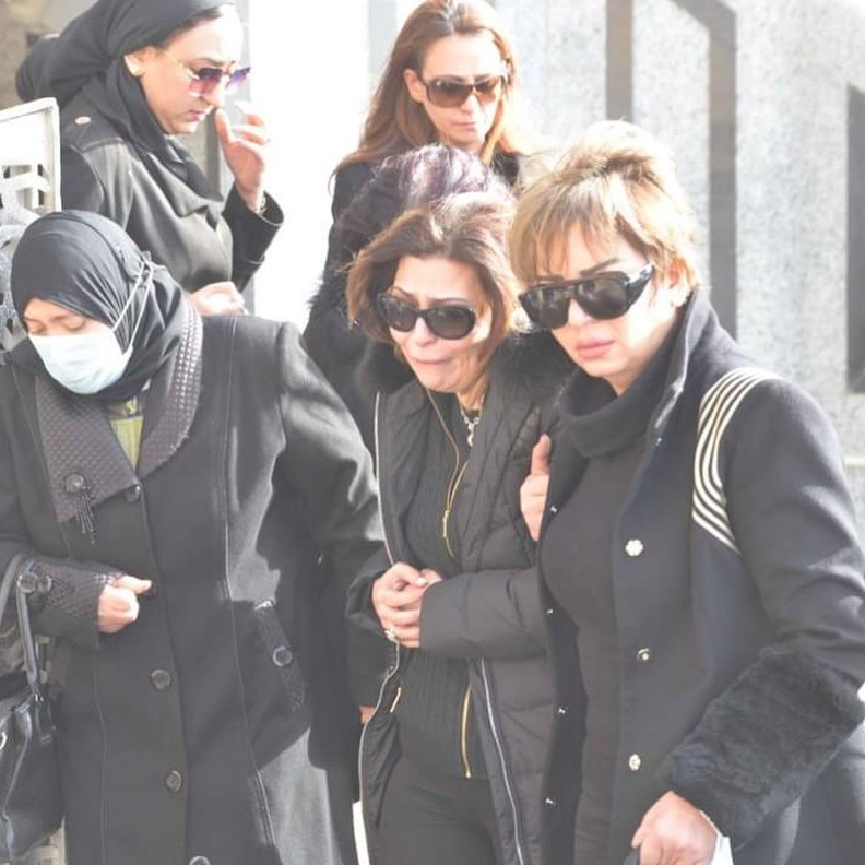 صور تشييع جنازة وائل الإبراشي وزوجته منهارة في البكاء