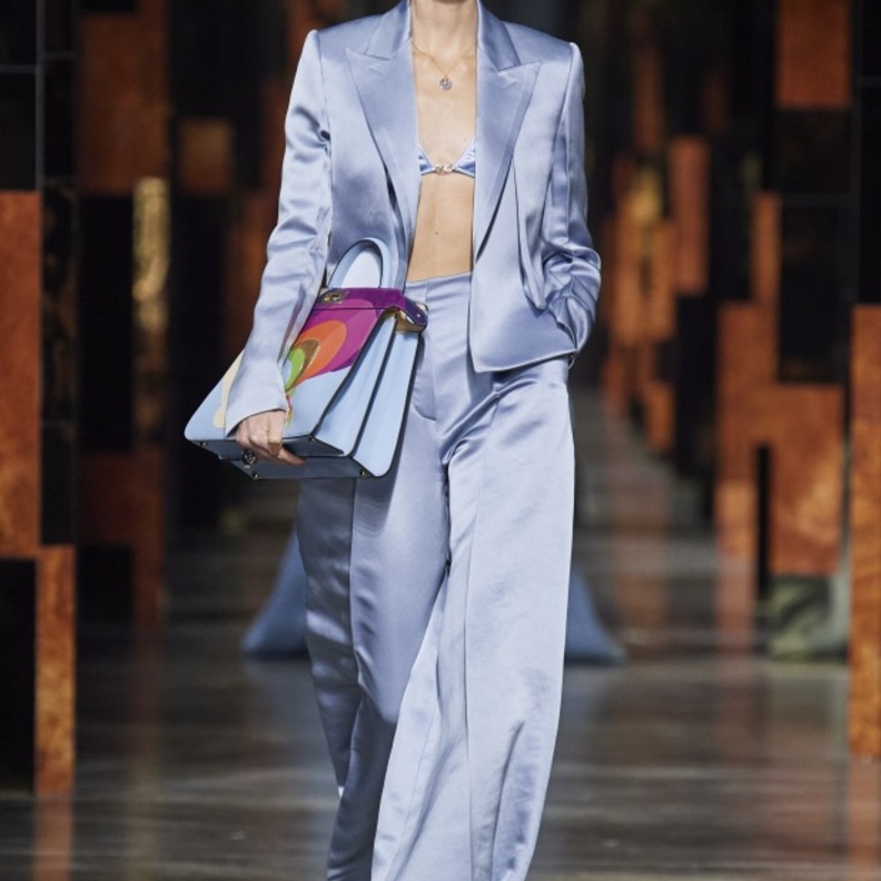 أزياء بقماش الستان بأسلوب البدل الرسمية من Fendi