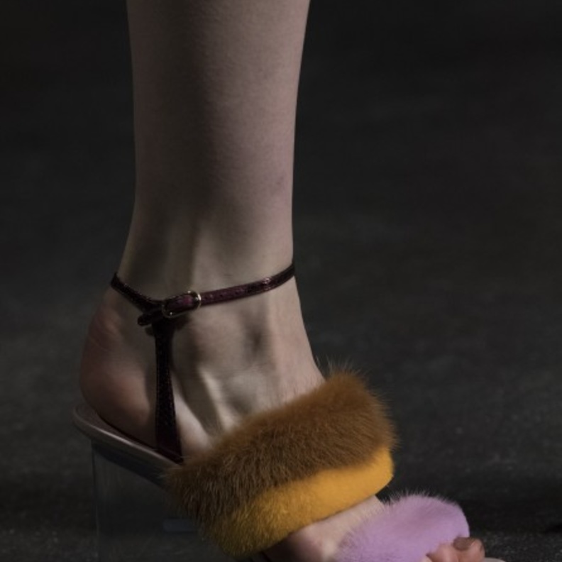 أحذية الفرو صيحات خريفية سترافق أجمل الإطلالات في ربيع 2022