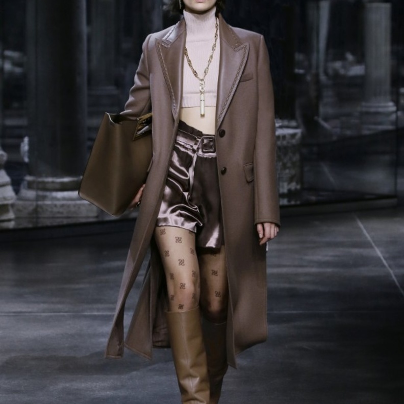 طرق تنسيق كروب توب بإطلالة أنيقة من fendi