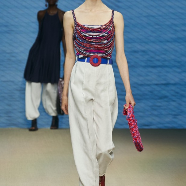 موديلات بناطيل بيضاء لإطلالة مشرقة ومريحة في ربيع 2022