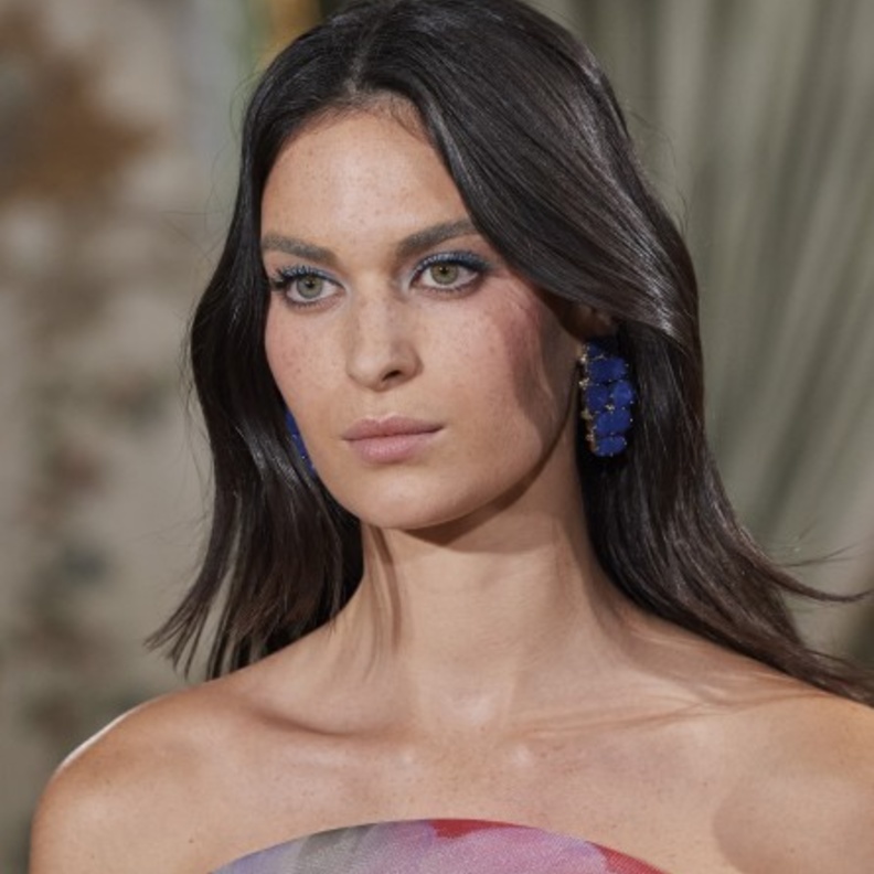 مكياج ناعم وطبيعي مع الظلال الزرقاء لإطلالة مبهجة في شتاء 2022