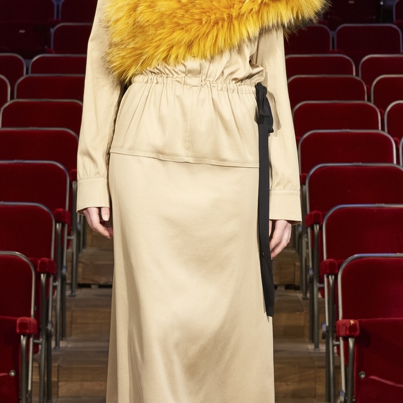 طرق إرتداء موديلات الفرو والريش بأساليب جديدة في شتاء 2022