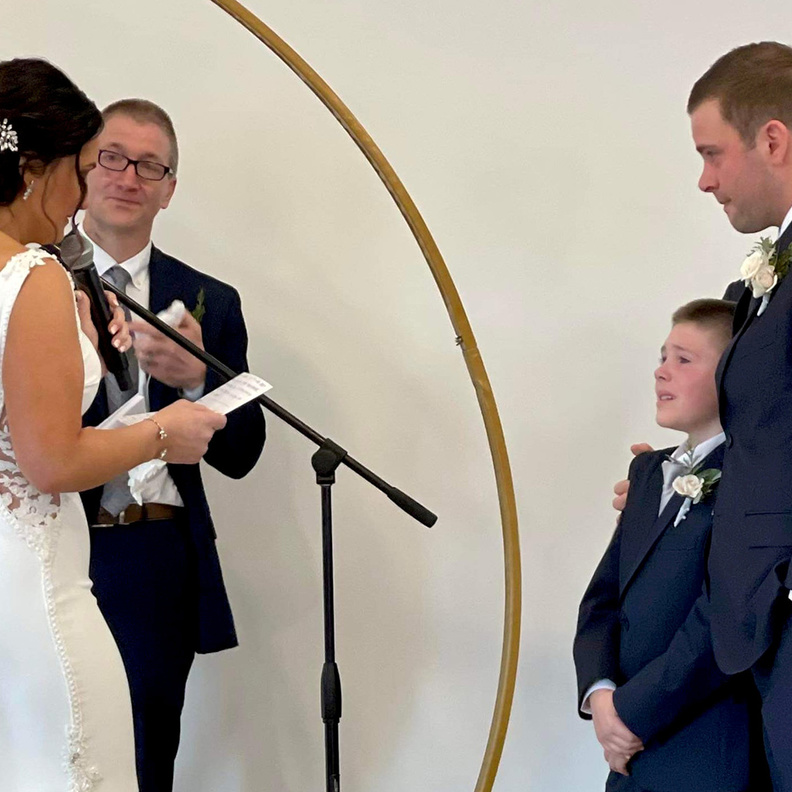 عروس توجه رسالة مؤثرة إلى طفل عريسها في حفل زفافها