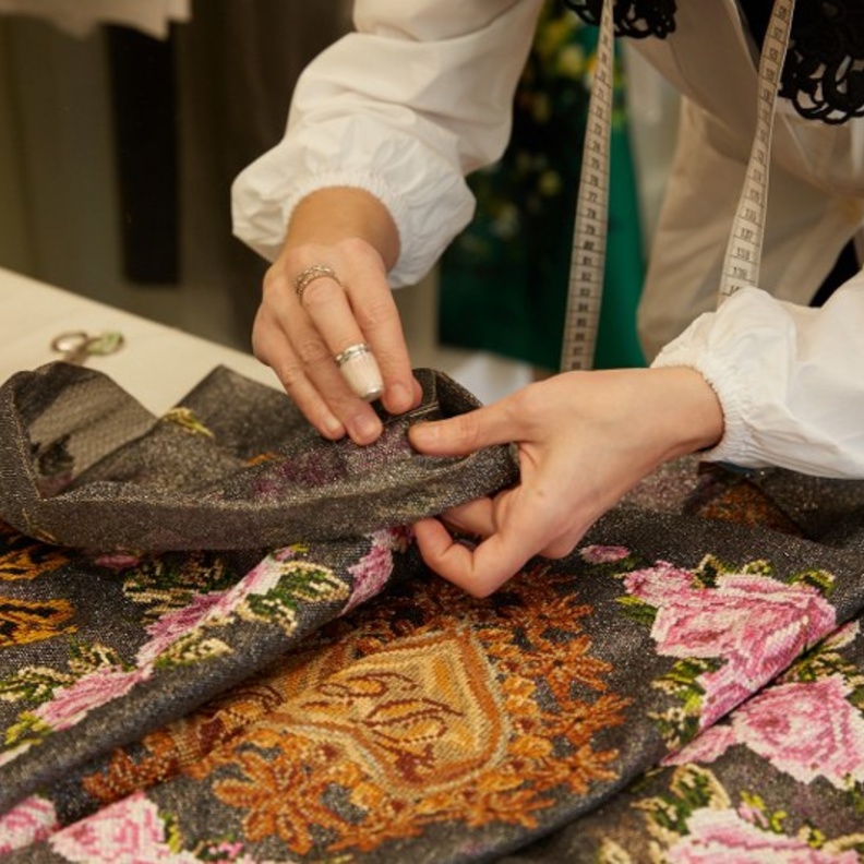 العلا و Dolce&Gabbanaتحتفلان بالأناقة و عصر الفرسان ضمن فعاليات عرض أزياء الفرسان في عكمة