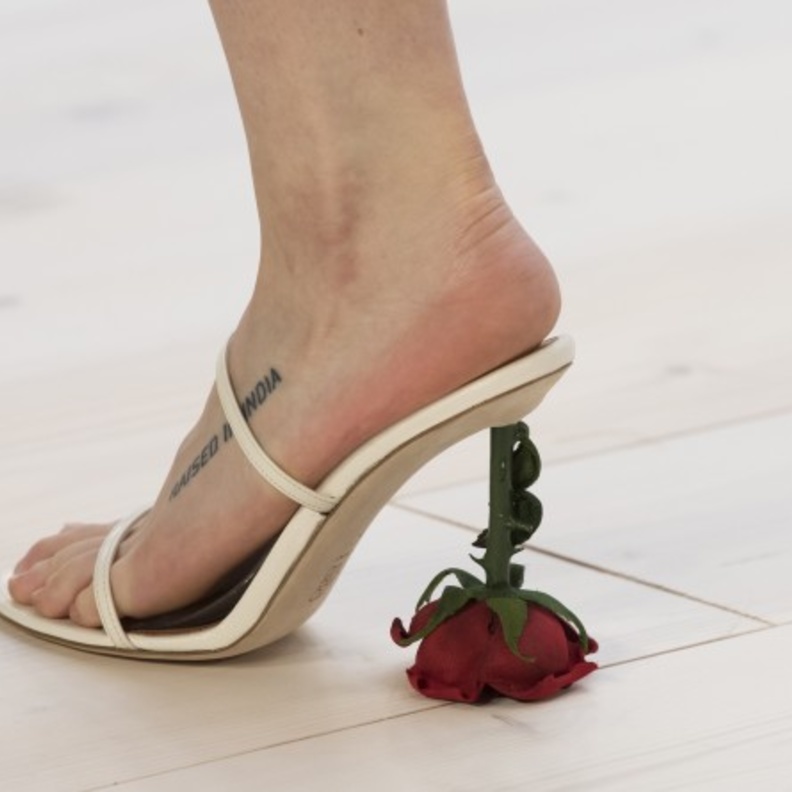 موديلات أحذية بكعوب غريبة لإطلالة جريئة في ربيع 2022