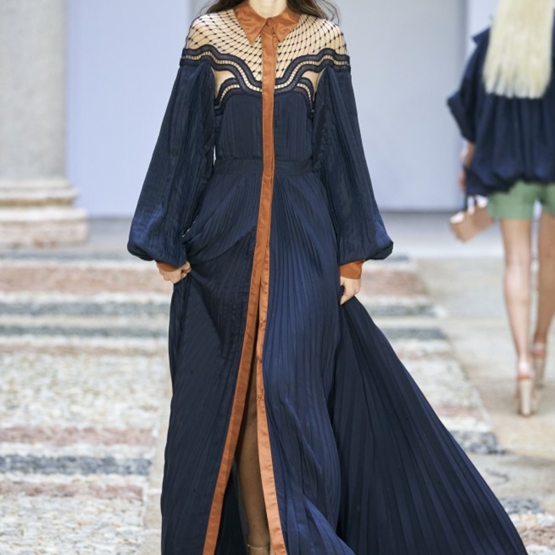 إطلالة محتشمة وراقية لافتة باللّون الكحلي الرائع من Mario Dice