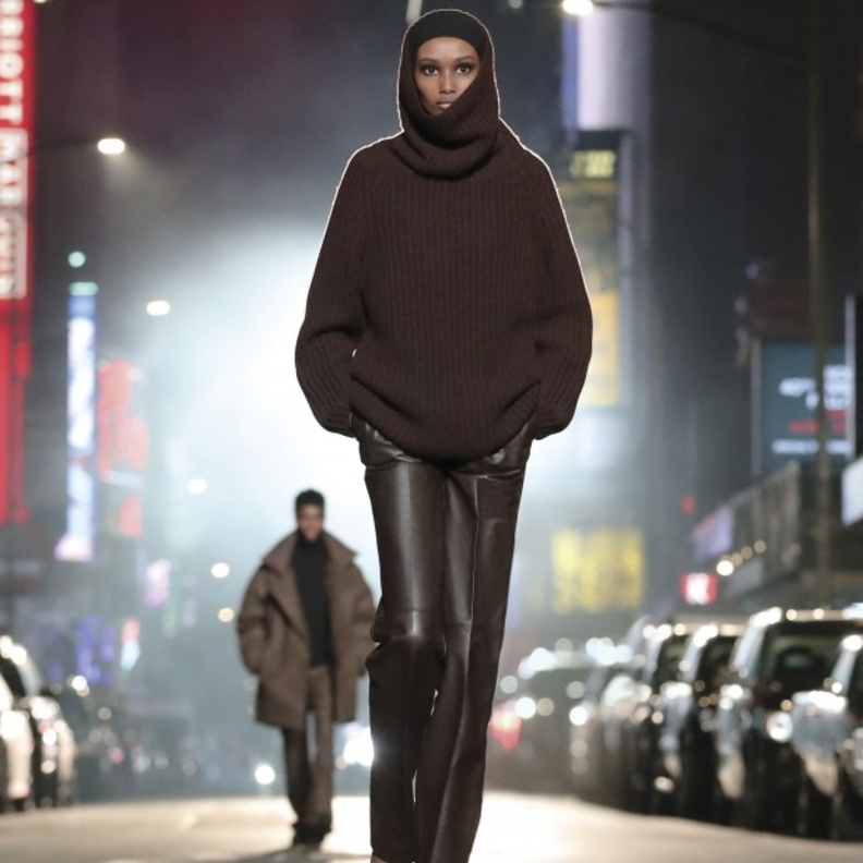 أفكار تنسيق السروال الجلد باللّون البني بإطلالة مونوكروم من Michael Kors