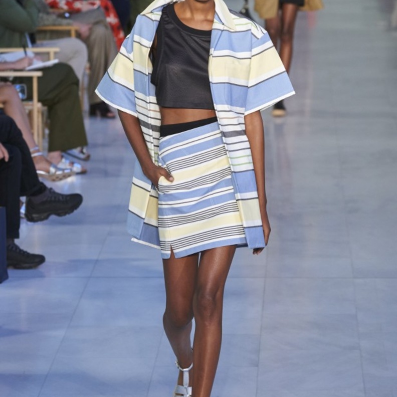 اختاري البليزر مع البنطلون أو التنورة باللون الأبيض من وحي عرض Erdem