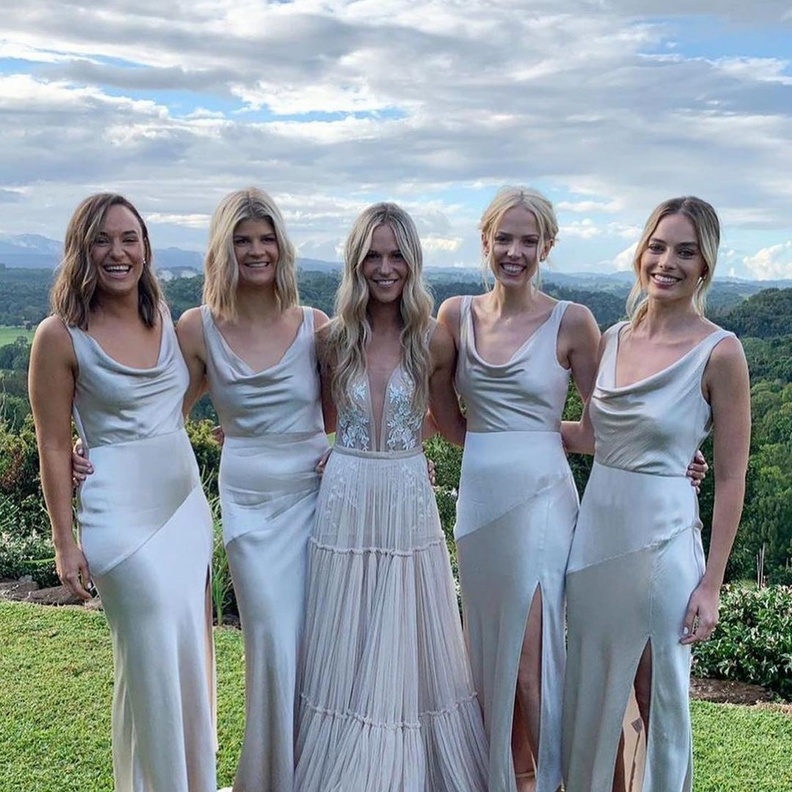 7 إطلالات مميزة لوصيفات العروس من وحي نجمات العالم