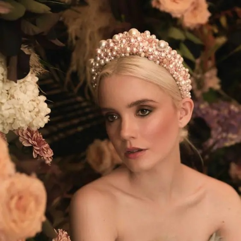 أفكار رائعة لإكسسوارات شعر العروس مرصعة باللؤلؤ