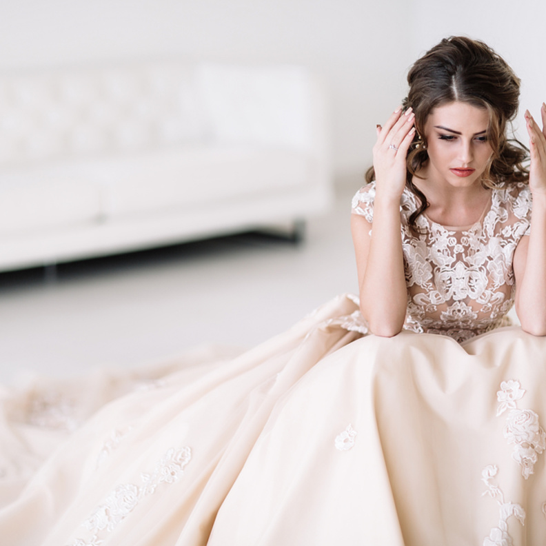 خلاف بين عروس ووالدتها بسبب سرقة فستان من والدة العريس