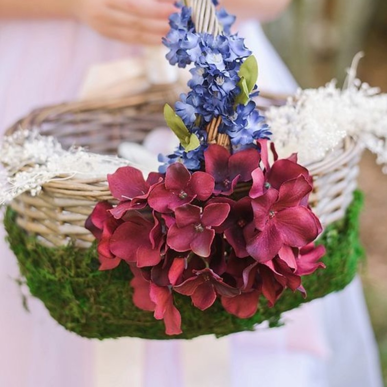 سلال زهور وصيفات الشرف الصغيرات في حفلات الزفاف