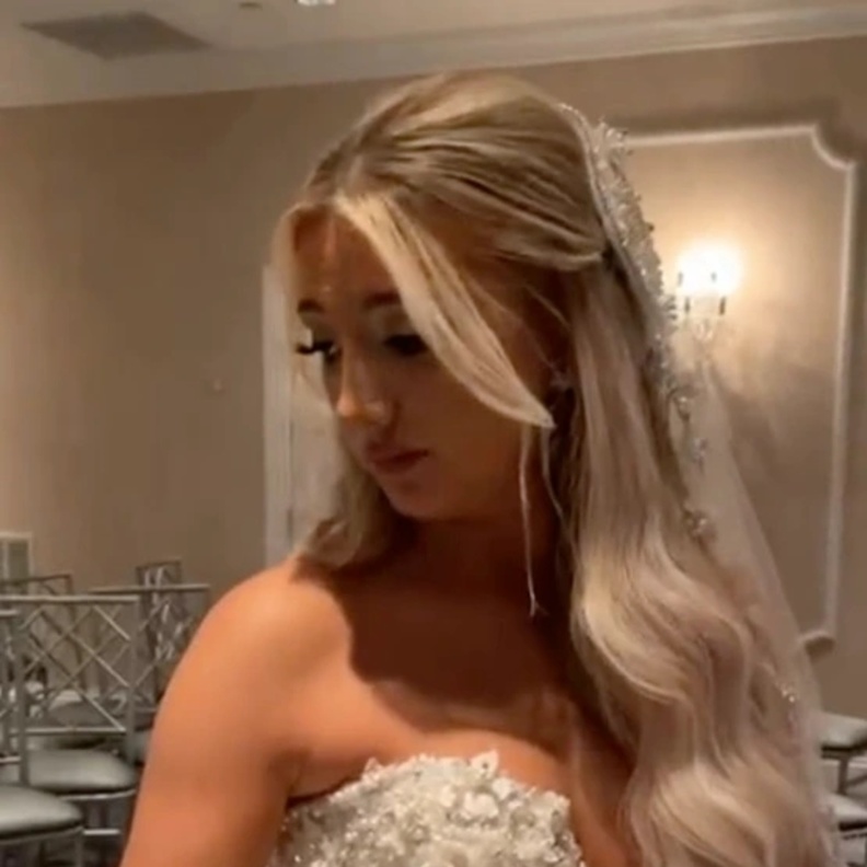 عروس تقص فستان زفافها بمساعدة أصدقائها