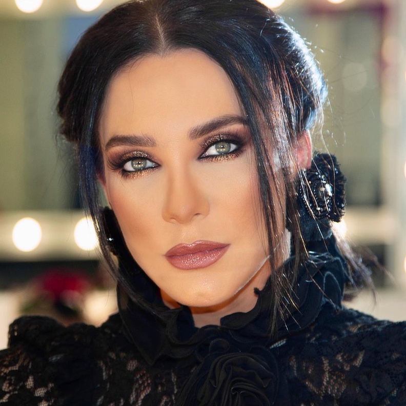 سلاف فواخرجي بإطلالة مكياج براق 