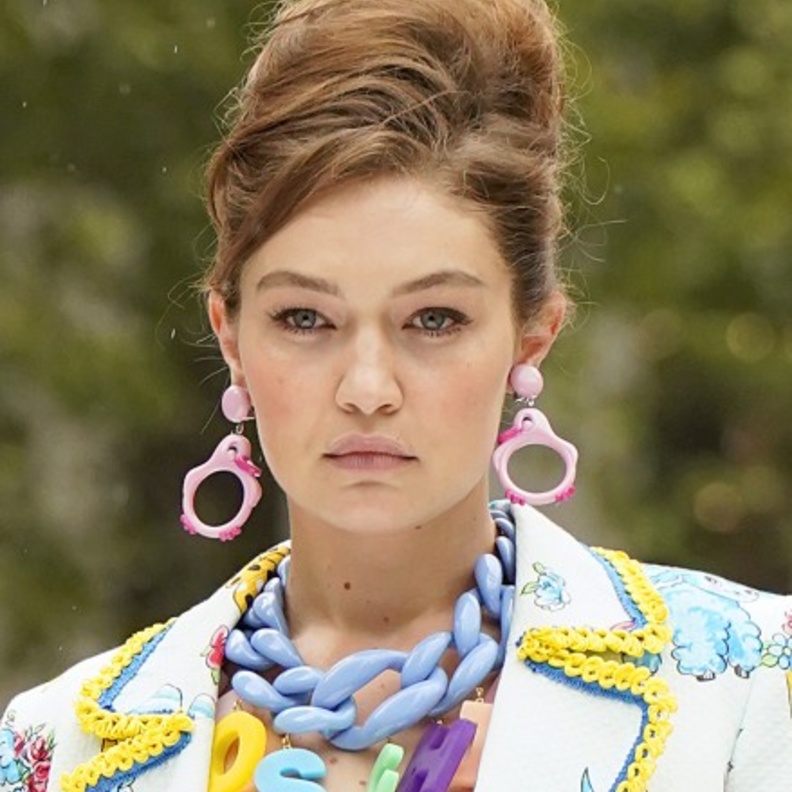 تسريحات شعر مرفوع بطرق عصرية وملفتة أحدث صيحات ربيع 2022