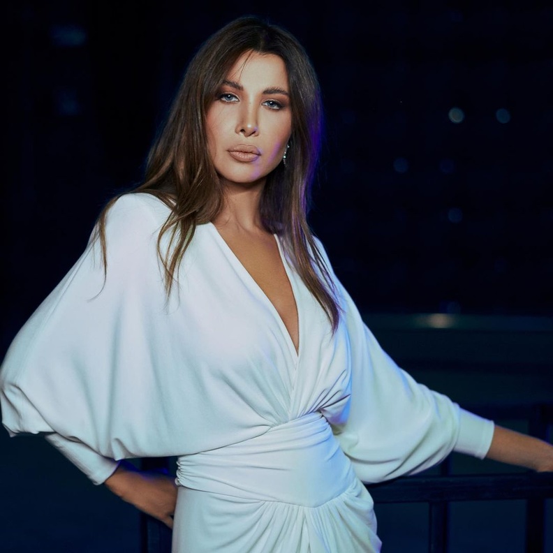 نانسي عجرم تستقبل بداية العام بتغيير لافت في إطلالتها وتتألق بالأبيض