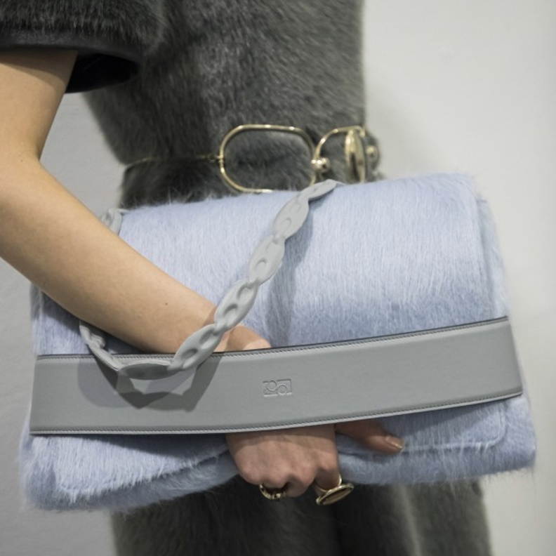 من بين موديلات حقائب يد 2022 حقيبة يد زرقاء لافتة من Ports 1961 مع سلسال باللّون نفسه