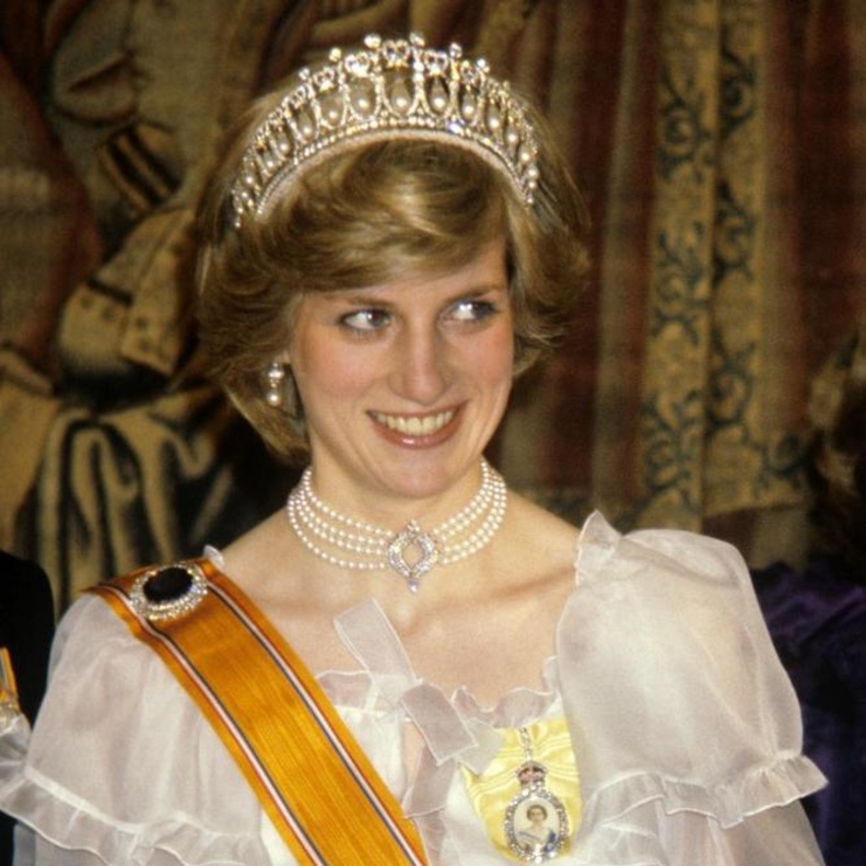 الأميرة ديانا تتزين بشوكر اللؤلؤ الياباني ذو الأربعة صفوف