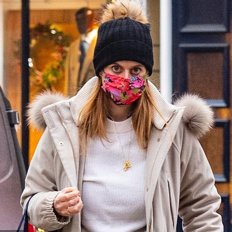 الأميرة بياتريس تظهر بقلادة تحمل الأحرف الأولى من أسماء زوجها وطفلتهما وطفل زوجها