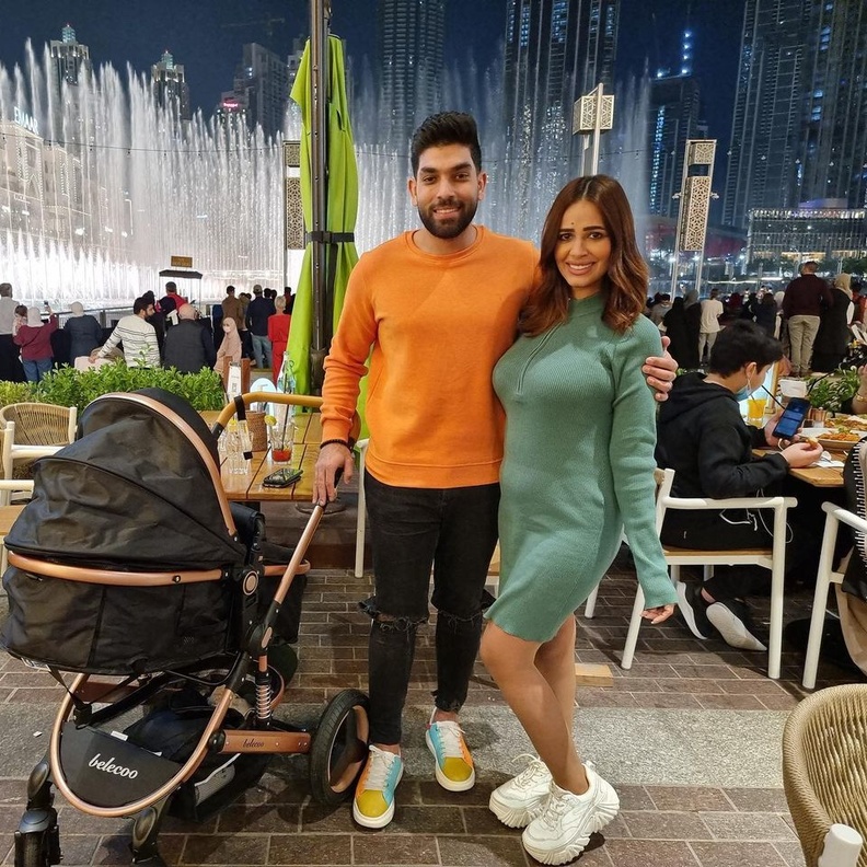 رنا سماحة تستجم في دبي مع زوجها