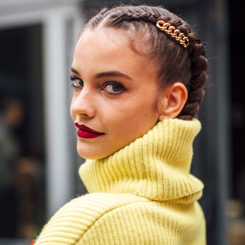 أكسسوارات شعر عصرية بأسلوب الستريت ستايل لإطلالات ربيع 2022