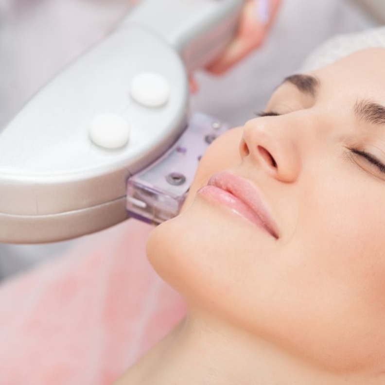 الفرق بين تقنية الهايفو لشد الوجه والليزر وأيهما أفضل