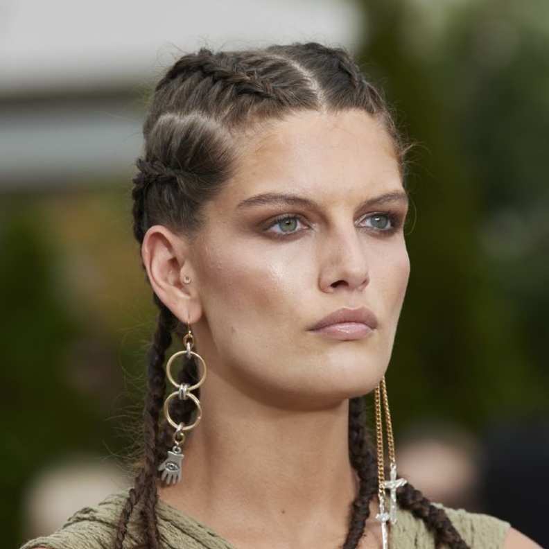 تسريحات شعر عصرية وشبابية مع الضفائر أجدد إطلالات ربيع 2022