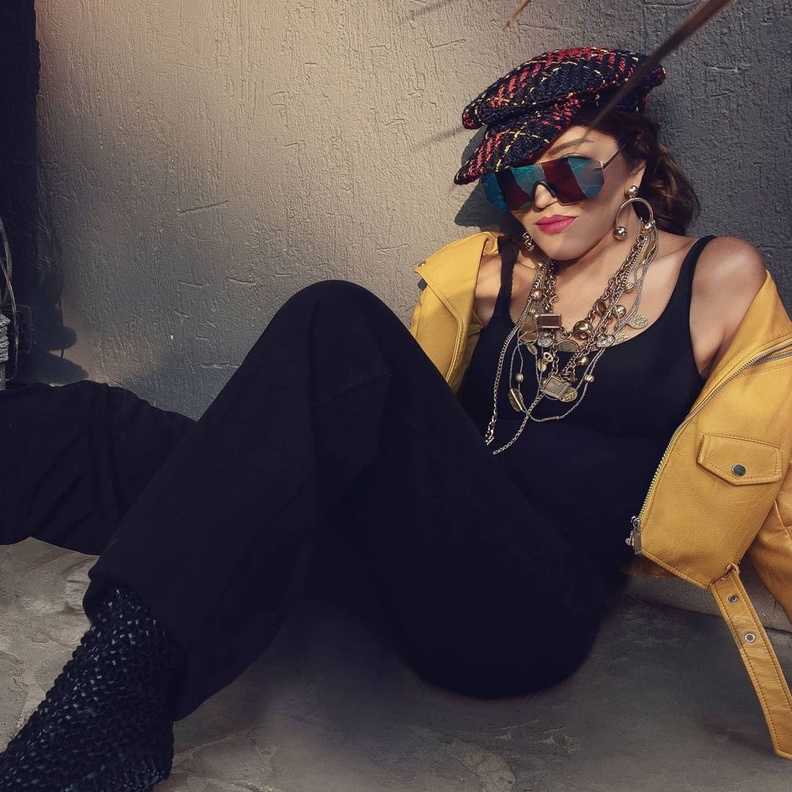 سميرة سعيد بإطلالات أنيقة وغير مألوفة أظهرتها في عمر أصغر تزامنًا مع عيد ميلادها..شاهدوا