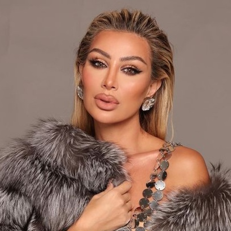 حيل مكياج جديدة لتكبير الشفاه من وحي اطلالات مايا دياب الأخيرة